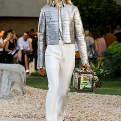 Pantalón blanco y chaqueta metalizada de la colección Crucero 2015/2016 de Louis Vuitton