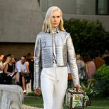 Pantalón blanco y chaqueta metalizada de la colección Crucero 2015/2016 de Louis Vuitton