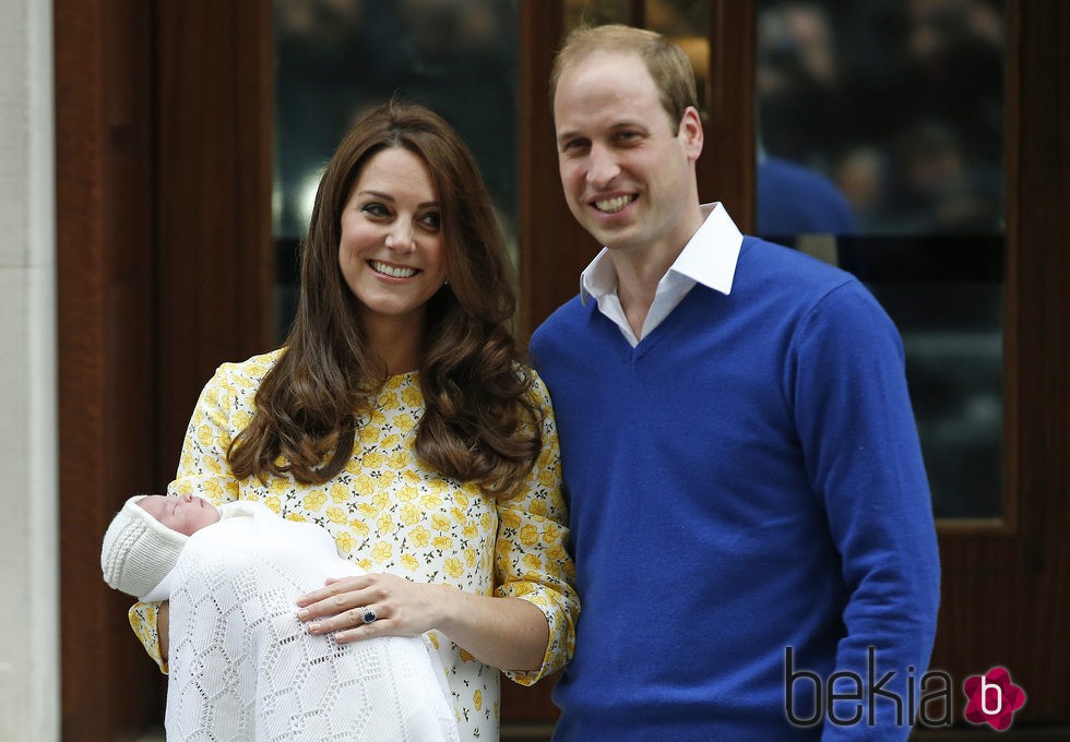 Los Duques de Cambridge presentando a su hija recién nacida a la salida del hospital