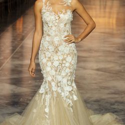 Irina Shayk desfilando para Pronovias en la Barcelona Bridal Week 2015