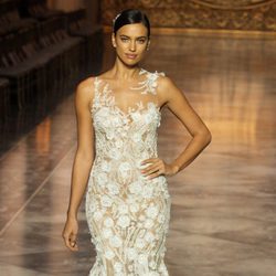 Irina Shayk desfilando para Pronovias en la Barcelona Bridal Week 2015