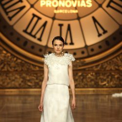 Blanca Padilla desfilando para Pronovias en la Barcelona Bridal Week 2015