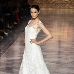 Blanca Padilla con un vestido de Pronovias en la Barcelona Bridal Week 2015