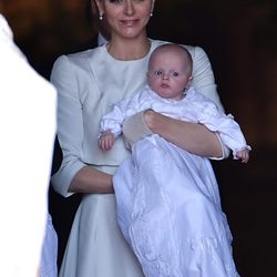 Charlene de Mónaco vestida de Dior en el bautizo de sus hijos Jacques y Gabriella