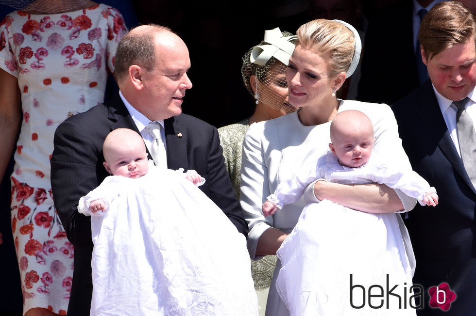 El Príncipe Jacques y la Princesa Gabriella con trajes de Dior en su bautizo