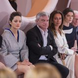 Marion Cotillard, Sidney Toledano y Laura love en el desfile Crucero 2015 de Dior