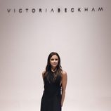 Victoria Bekcham tras el desfile de su firma en Singapur
