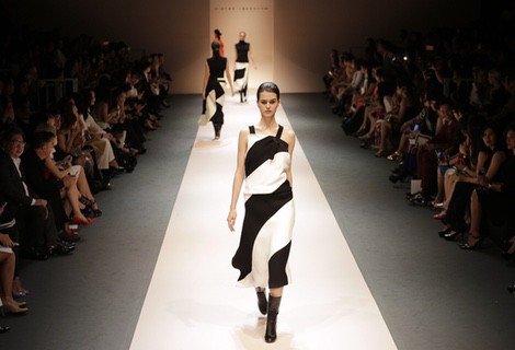 Vestido blanco y negro de la colección de Victoria Beckham en Singapur