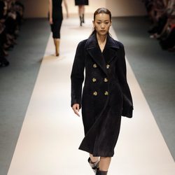 Abrigo oversize negro de la colección de Victoria Beckham en Singapur