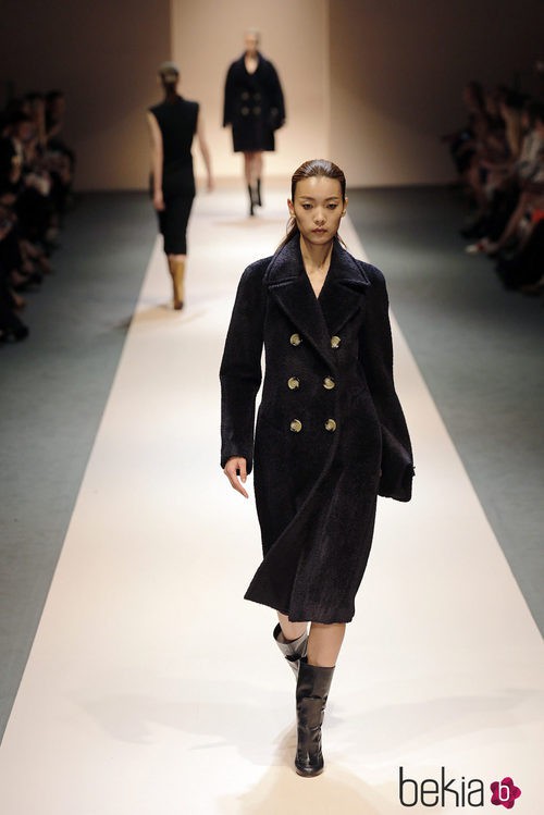 Abrigo oversize negro de la colección de Victoria Beckham en Singapur
