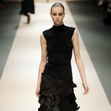 Vestido negro de la colección de Victoria Beckham en Singapur