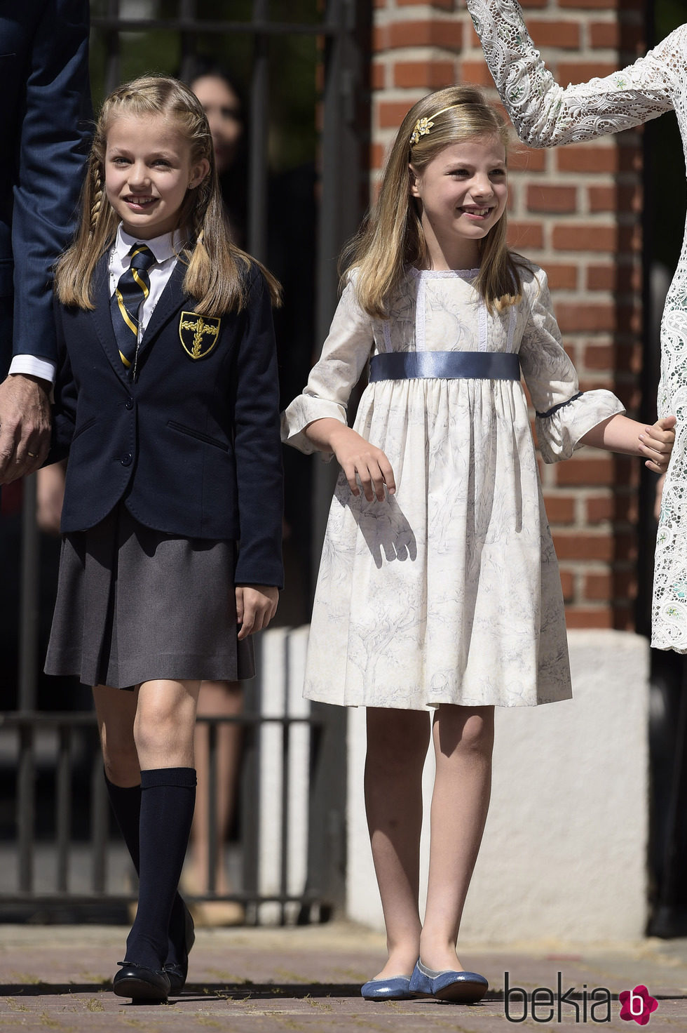 La Princesa Leonor, uniformada en su Primera Comunión, y la Infanta Sofía, vestida de Nanos