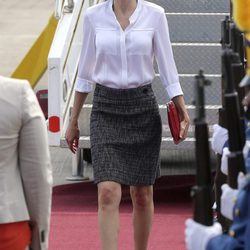 La Reina Letizia con blusa y falda de Hugo Boss a su llegada a Honduras