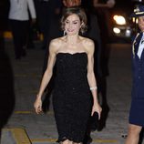 La Reina Letizia luciendo un vestido negro de Felipe Varela en Honduras