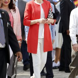 La Reina Letizia opta por un conjunto blanco de Hugo Boss y un abrigo de Adolfo Domínguez