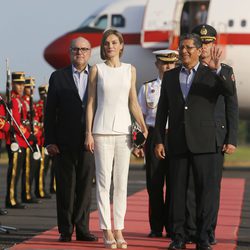 La Reina Letizia con un pantalón y una camisa de Hugo Boss en El Salvador