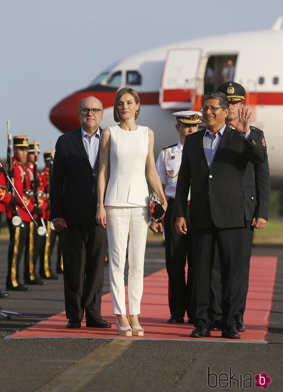 La Reina Letizia con un pantalón y una camisa de Hugo Boss en El Salvador