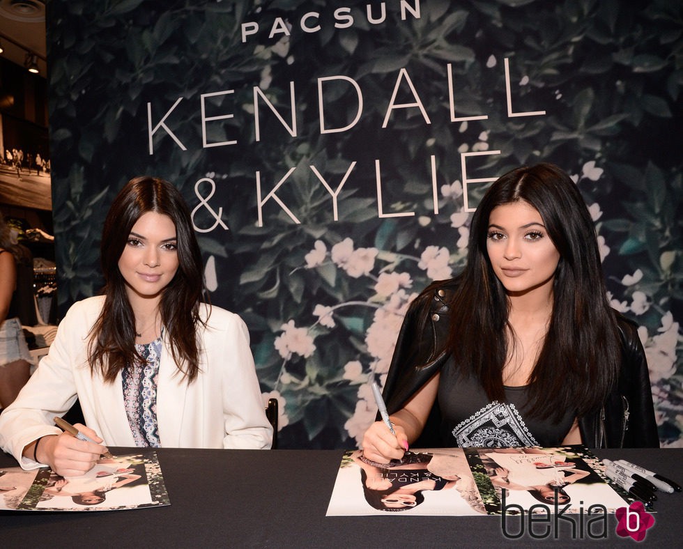 Kendall y Kylie Jenner firmando catálogos de su nueva colección para PacSun