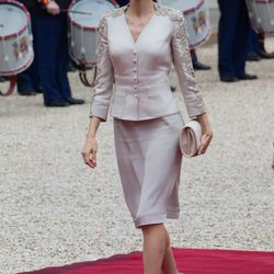 La Reina Letizia con un dos piezas de Felipe Varela en París