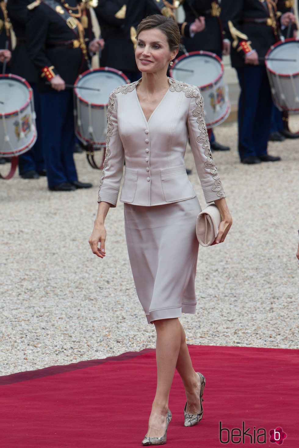La Reina Letizia con un dos piezas de Felipe Varela en París