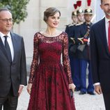 La Reina Letizia con un vestido de tul y color marsala de Felipe Varela en París
