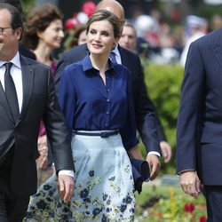 La Reina Letizia con un look primaveral de Carolina Herrera en París