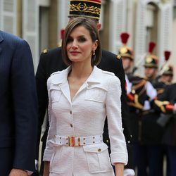 La Reina Letizia con un conjunto blanco de Felipe Varela en París