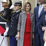 La Reina Letizia con un dos piezas rojo y abrigo de Nina Ricci en París