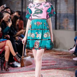 Vestido con motivos naturales bordados de la colección Crucero 2016 de Gucci