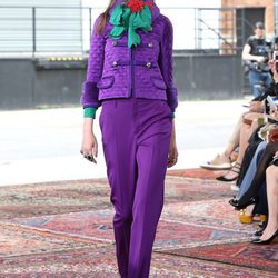 Pantalón y abrigo lila de la colección Crucero 2016 de Gucci