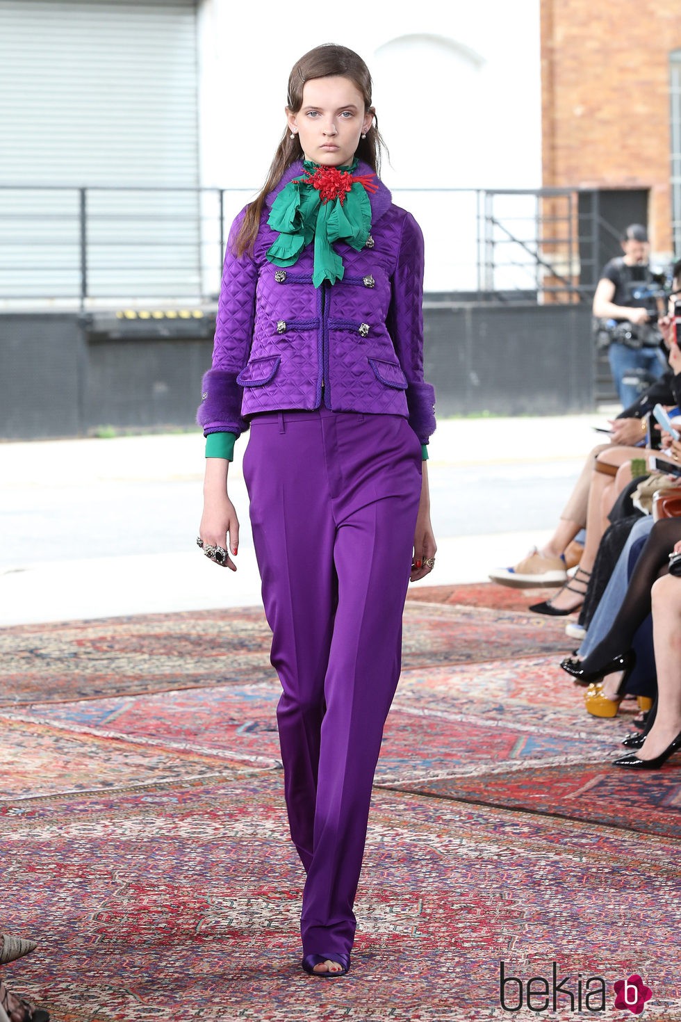 Pantalón y abrigo lila de la colección Crucero 2016 de Gucci