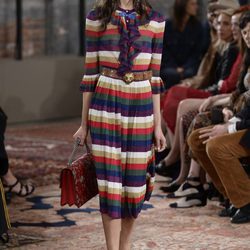 Vestido a rayas y con chorreras de la colección Crucero 2016 de Gucci