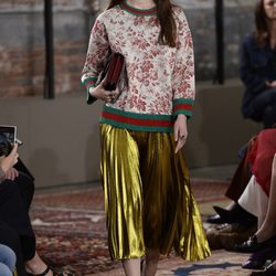 Sudadera con estampado floral y falda plisada de la colección Crucero 2016 de Gucci