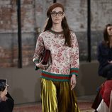 Sudadera con estampado floral y falda plisada de la colección Crucero 2016 de Gucci