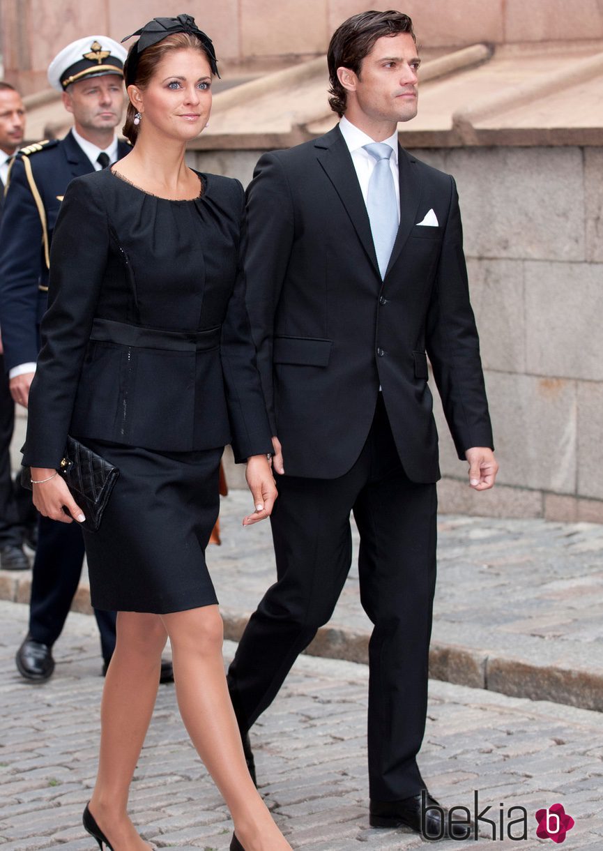 Carlos Felipe de Suecia con un traje negro y una corbata azul celeste