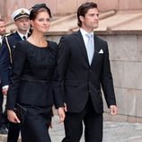 Carlos Felipe de Suecia con un traje negro y una corbata azul celeste