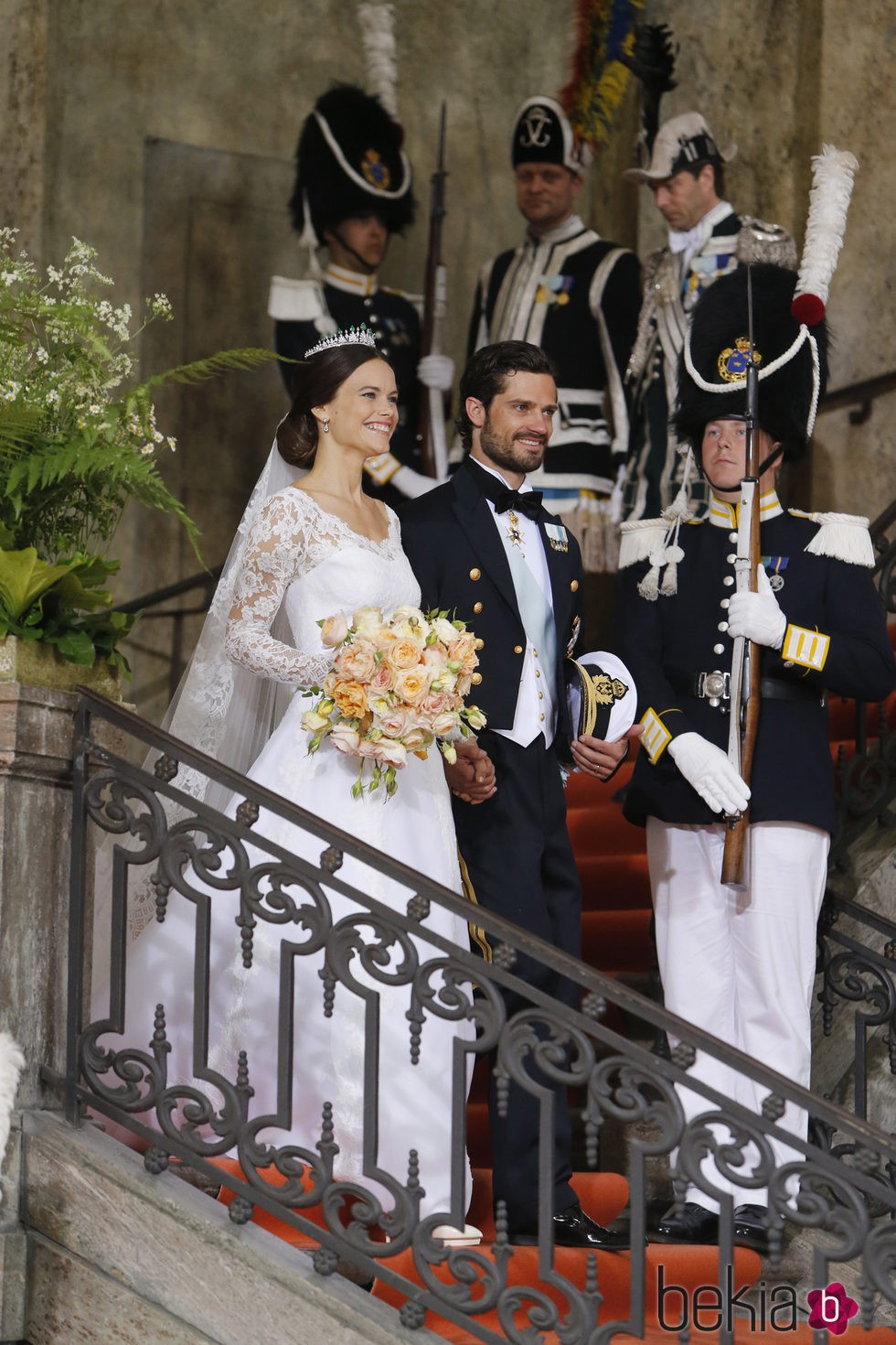 Sofia Hellqvist y el Príncipe Carlos Felipe de Suecia saliendo de la Capilla del Palacio Real