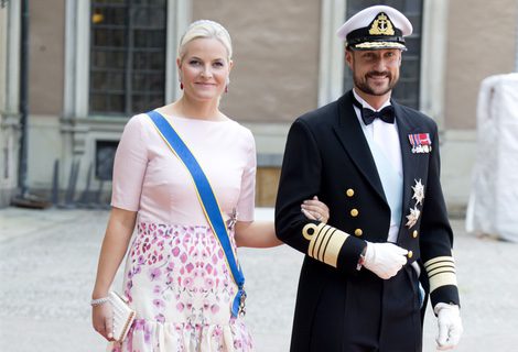 Mette-Marit de Noruega con una camisa rosa y una falda floreada