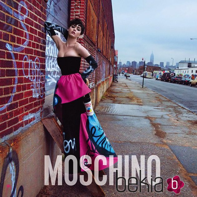 Katy Perry con un vestido palabra de honor en la campaña otoño/invierno 2015 de Moschino