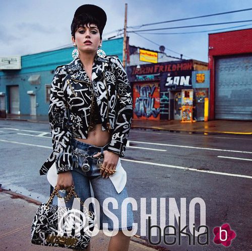 Katy Perry con chaqueta, pantalón y bolso de la campaña otoño/invierno 2015 de Moschino