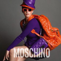 Katy Perry con un look morado y naranja en la campaña otoño/invierno 2015 de Moschino