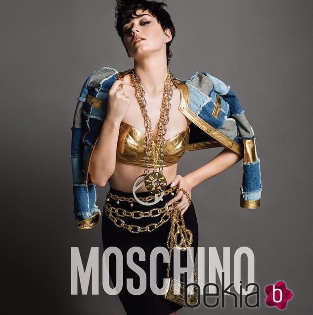 Katy Perry con piezas doradas y vaqueras en la campaña otoño/invierno 2015 de Moschino