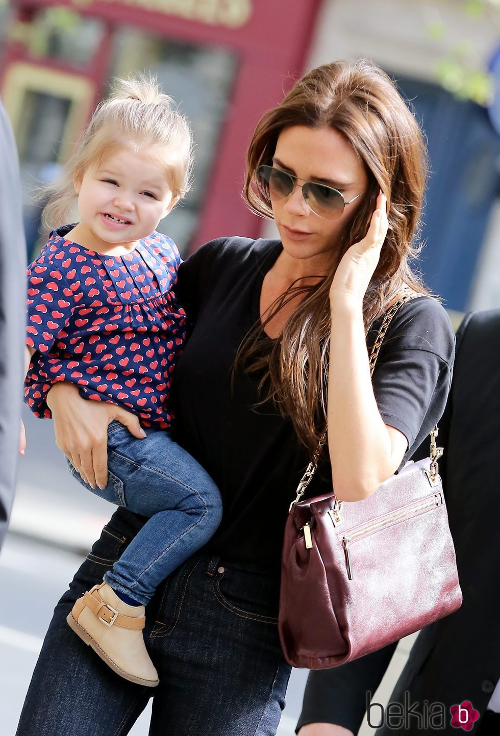 Victoria Beckham con su hija Harper Seven en París