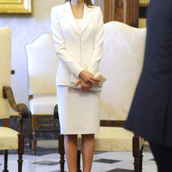La Reina Letizia con un vestido blanco de Felipe Varela en el Vaticano