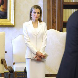 La Reina Letizia con un vestido blanco de Felipe Varela en el Vaticano
