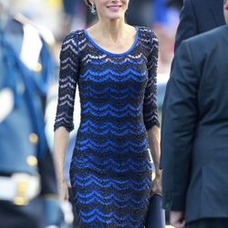 La Reina Letizia con un vestido azul de Felipe Varela en los Premios Príncipe de Asturias 2014