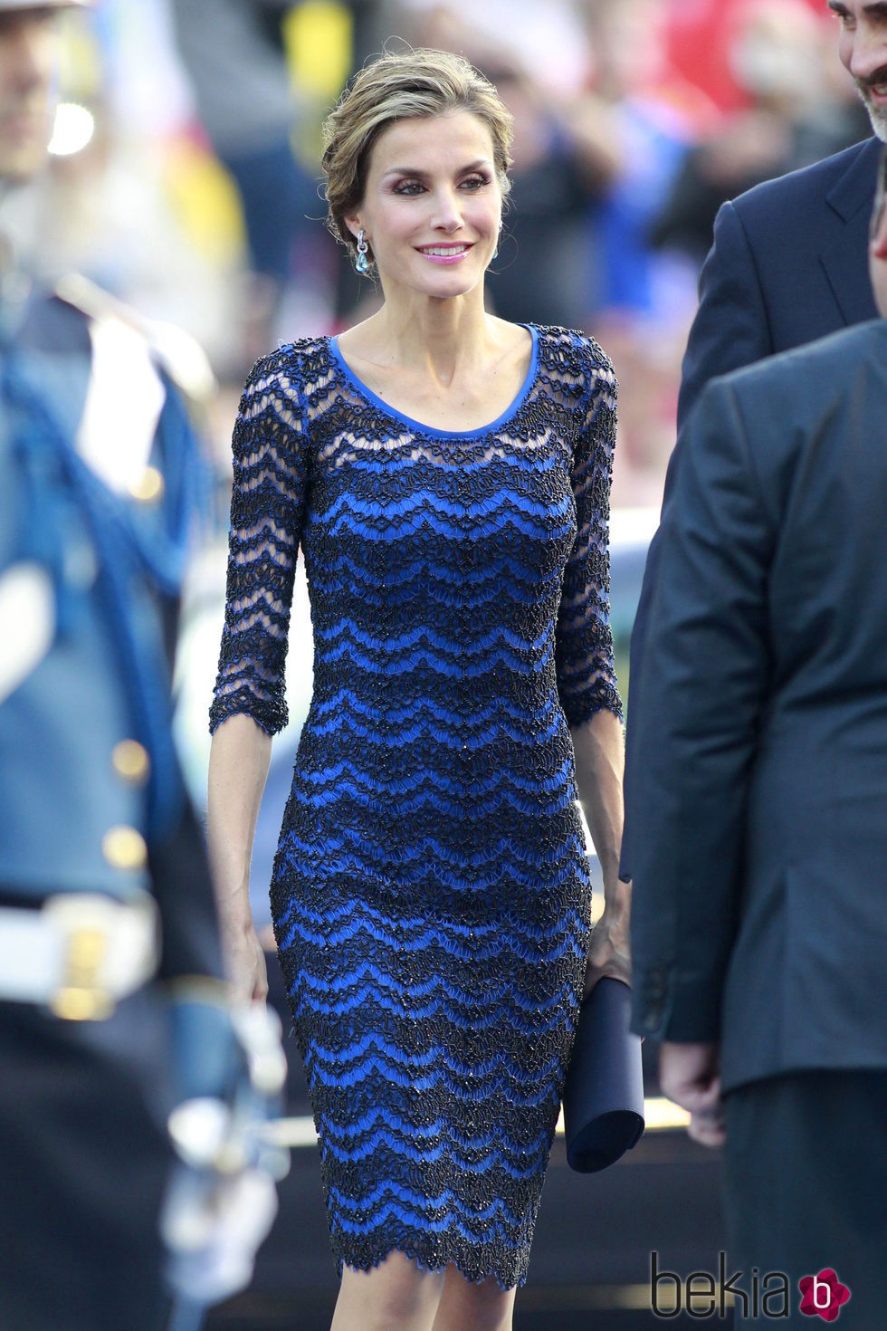 La Reina Letizia con un vestido azul de Felipe Varela en los Premios Príncipe de Asturias 2014