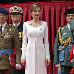 La Reina Letizia con un vestido blanco de Felipe Varela en la entrega de la Enseña Nacional a la XI Zona de la Guardia Civil