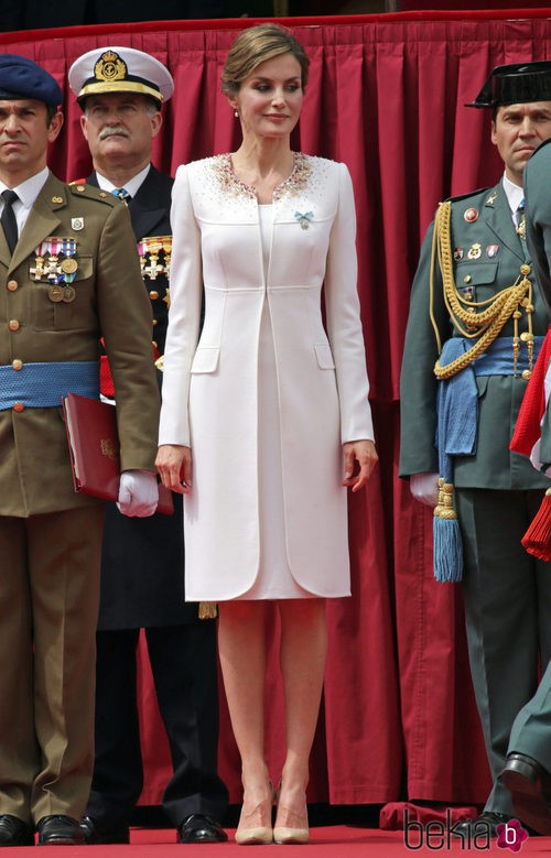 La Reina Letizia con un vestido blanco de Felipe Varela en la entrega de la Enseña Nacional a la XI Zona de la Guardia Civil