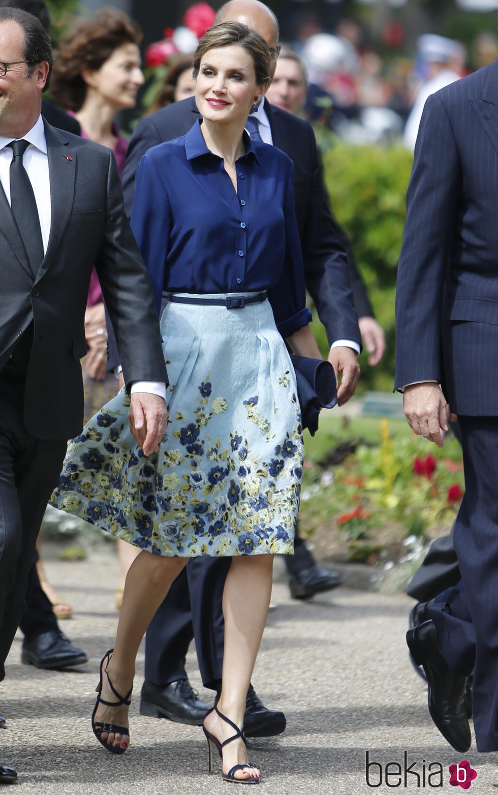 La Reina Letizia con una falda de estampada de Carolina Herrera en Honduras
